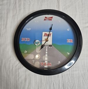 1995 Budweiser Wall Clock Featuring The "Bud"  "Wise"  "Er" Frogs